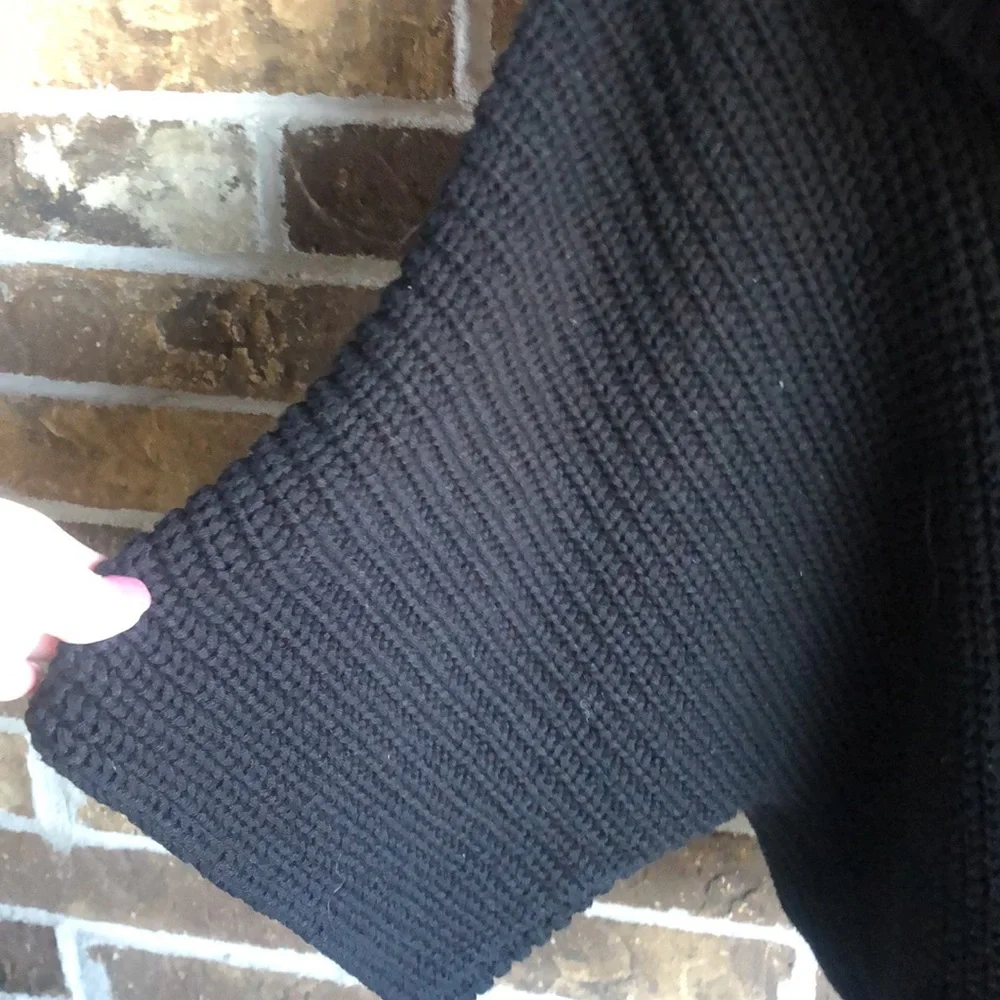 EXPRESS CHUNKY KNIT OVERSIZED CROPPED SWEATER Black - Picture 2 of 7